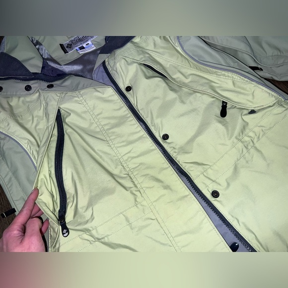 Woman’s Columbia ski/snowboarding Jacket green and gray - Picture 6 of 17
